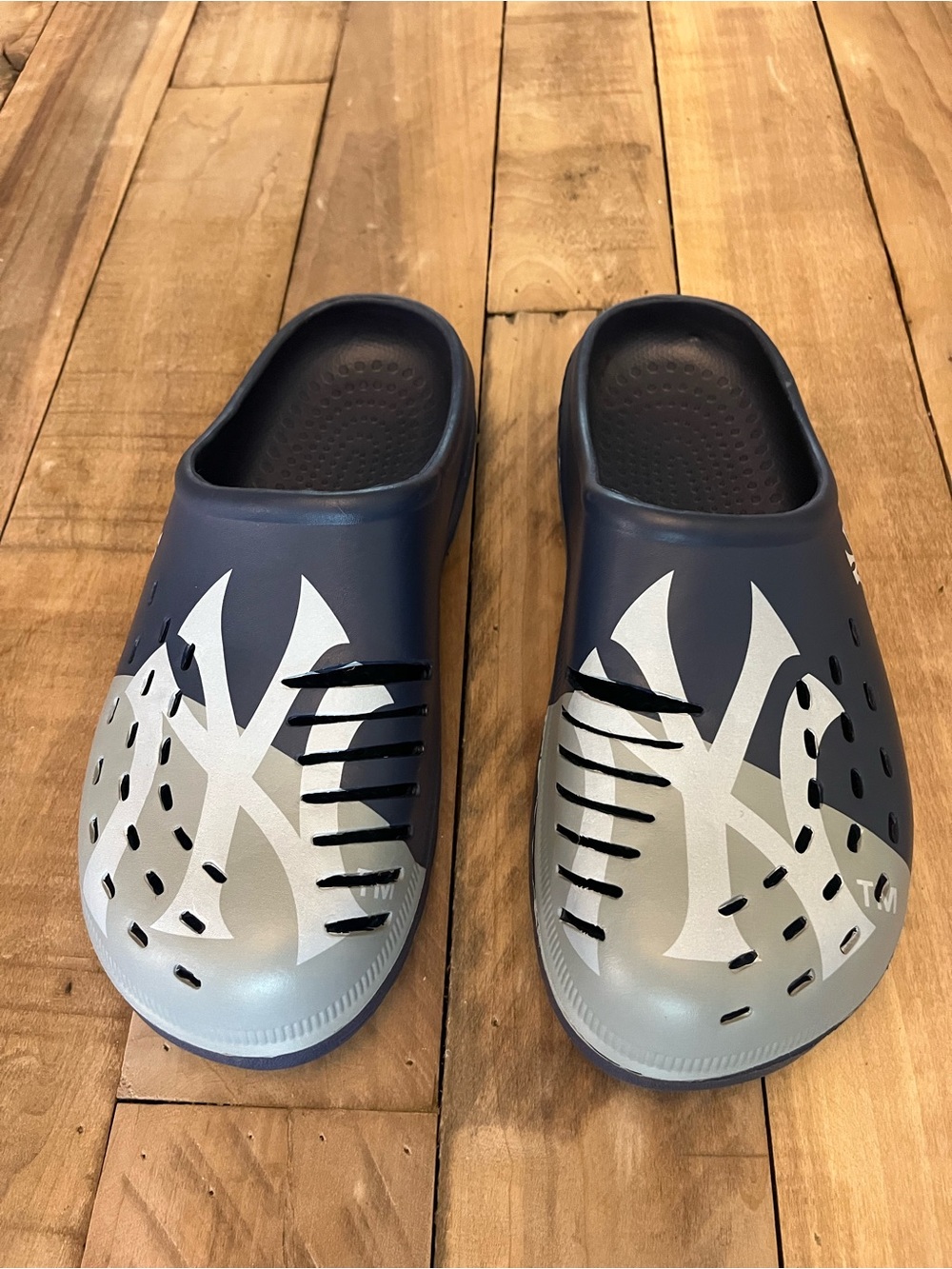 FOCO MLB Men’s New York Yankees 2022 Colorblock Big Logo Slip On Size L 11-12